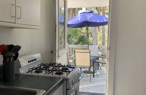 Folly Beach Apartamento | Locura patio de entrada con Sun Deck - Pet Friendly!