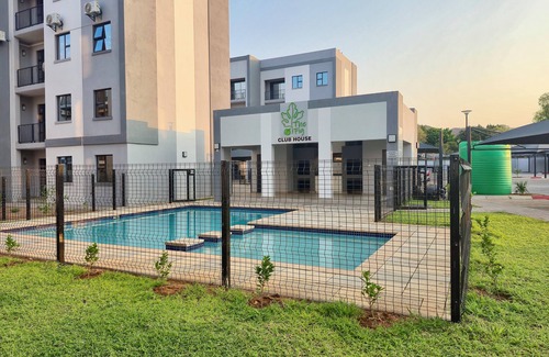 Gaborone Apartamento | Zenith Retreat - Modern, Secure 2BR w/ Pool