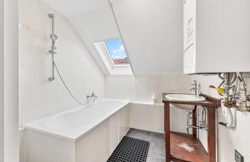 Stuttgart Apartamento | ZF03 Apartment für Monteure Stuttgart Zuffenhausen - weitere Schlafzimmer für zusätzliche 15 Personen im Haus vorhanden und an weiteren Standorten LS-CrewComfort