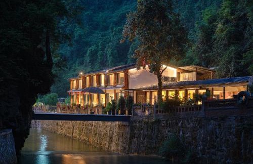 Wulingyuan Cama Y Desayuno | Zhangjiajie ZEN Retreat-Mini Forest Park,Affordable Luxury,200 Meters to Secret Hiking Route, River Tracing, Attraction Tickets Serivce in advance,Toursim Service& Free Shuttle to East Gate of Park, One Way Free Pick-up Service,Top Facility and New Hotel