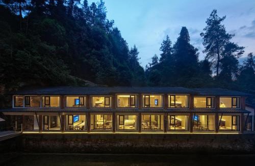 Wulingyuan Cama Y Desayuno | Zhangjiajie ZEN Retreat-Mini Forest Park,Affordable Luxury,200 Meters to Secret Hiking Route, River Tracing, Attraction Tickets Serivce in advance,Toursim Service& Free Shuttle to East Gate of Park, One Way Free Pick-up Service,Top Facility and New Hotel