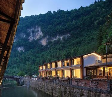 Wulingyuan Cama Y Desayuno | Zhangjiajie ZEN Retreat-Mini Forest Park,Affordable Luxury,200 Meters to Secret Hiking Route, River Tracing, Attraction Tickets Serivce in advance,Toursim Service& Free Shuttle to East Gate of Park, One Way Free Pick-up Service,Top Facility and New Hotel