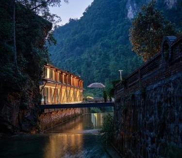 Wulingyuan Cama Y Desayuno | Zhangjiajie ZEN Retreat-Mini Forest Park,Affordable Luxury,200 Meters to Secret Hiking Route, River Tracing, Attraction Tickets Serivce in advance,Toursim Service& Free Shuttle to East Gate of Park, One Way Free Pick-up Service,Top Facility and New Hotel