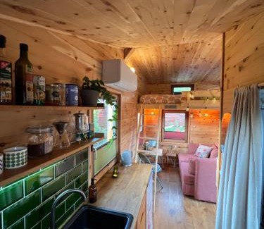 Muecke Casa | Zirbenholz Tiny House "Waldhauszeit" am See