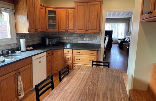 Brookfield Casa | Zoo Holiday Retreat beautiful home with parking, near train into Chicago.