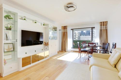 À 1 minute du métro et Parking privé