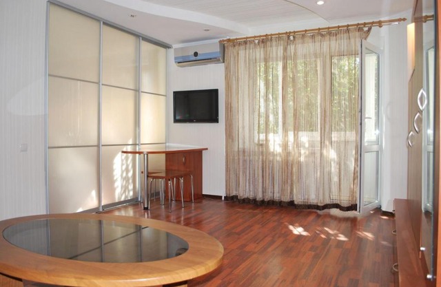 Аппартаменты на проспекте Александра Поля Кирова 127