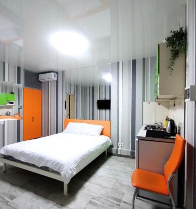 Безпечні апартаменти на цокольному поверсі біля метро