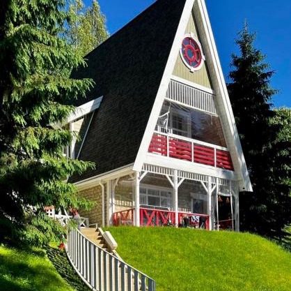 Двоповерховий апартамент у котеджі FREEMAN-4b з альтанкою та грилем - вздовж ділянки маленька річка