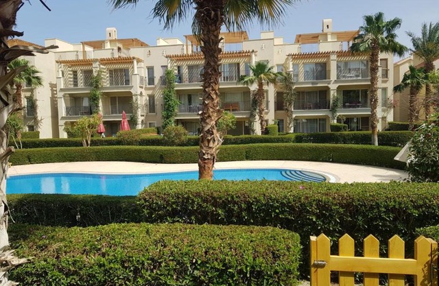 شقه غرفتين وصاله بالحديقه في فراندا سهل حشيش