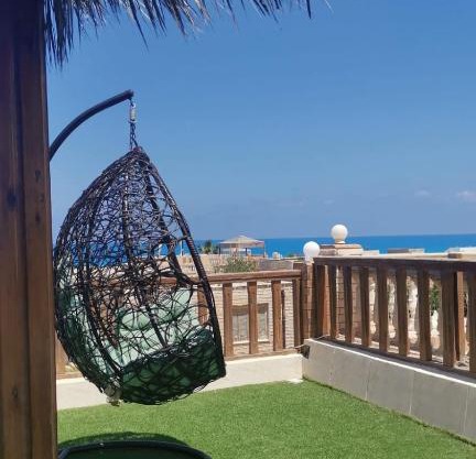 فيلا مكيفة بجاردن ورووف بالنجيل الصناعى وبرجولا