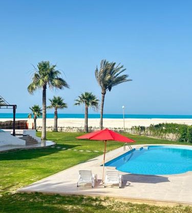 فيلا7غرف اول صف على البحر بحمام السباحة مارينا 5 الساحل الشمالي العلمين