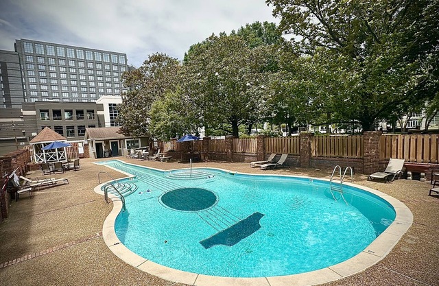0.5 mile Easy Walk To Downtown, Pool, Free Parking, Close To Vanderbilt