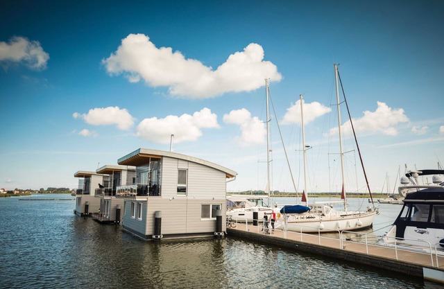 03. floating houses (105 m²) Hero - Floating house no. 7 with fireplace and pet