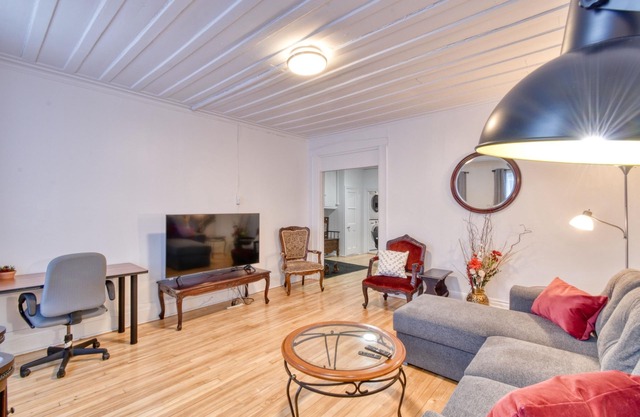 037 Next to the Parliament and the Grand Théâtre, apt.2 rooms + parking lot