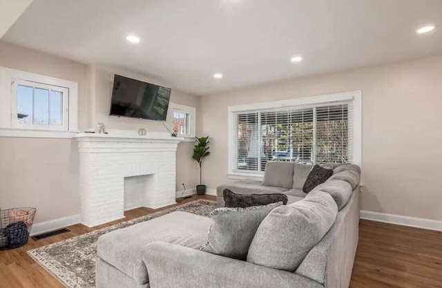 09) Entire home/Games/Fenced in yard!