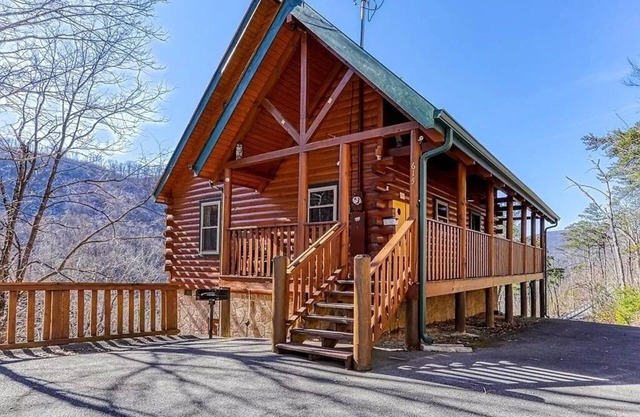 1.1 Mi to DT Gtlbg* MtnView*HotTub*Arcade*GSMNP