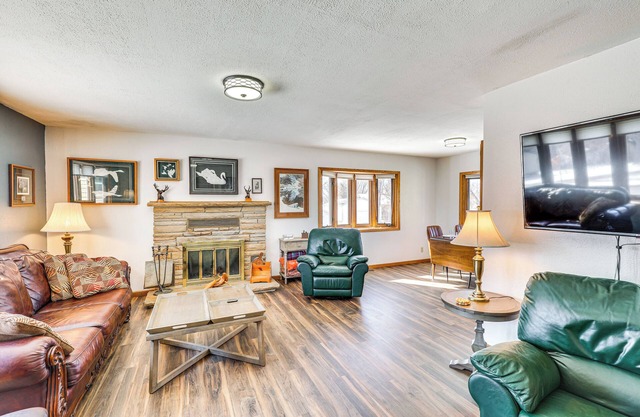 1/2 Mi to Dtwn: Pierre Family Home w/ Patio