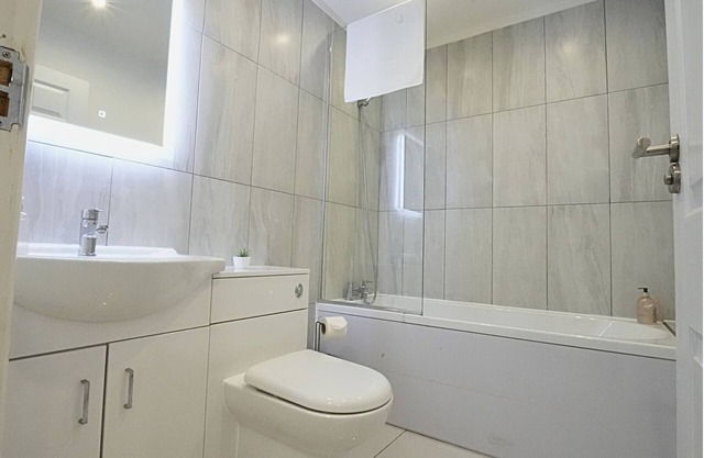 1-bed Apartment Near Heathrow Airport - Your Gateway to Comfort and Convenience