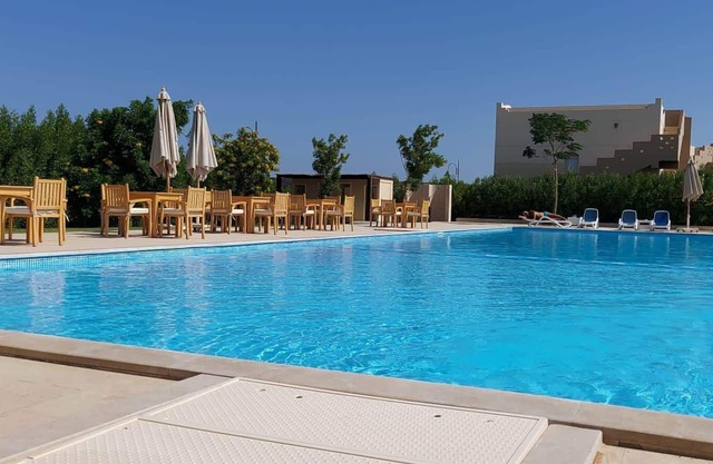 1 Bed Apartment with Pool, Garden, HotTub & PetsOk