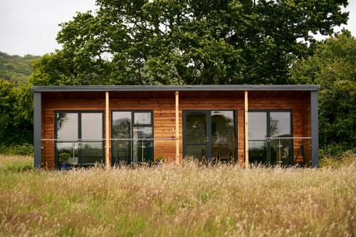 1 Bed Cabin - Sleeps 2 - Pets - Garden - Parking