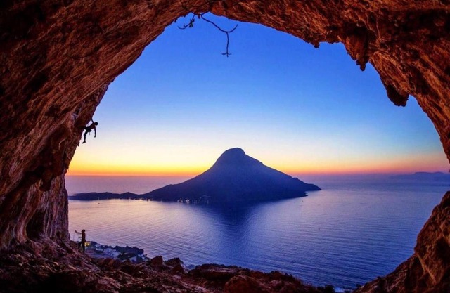 1 Bed - Sleeps 2 - Balcony - Sea View - Parking