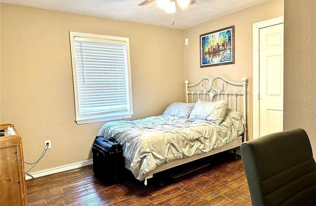 1 bedroom available in a house in Marrero with WiFi, AC, Washer& Dryer, and TV.