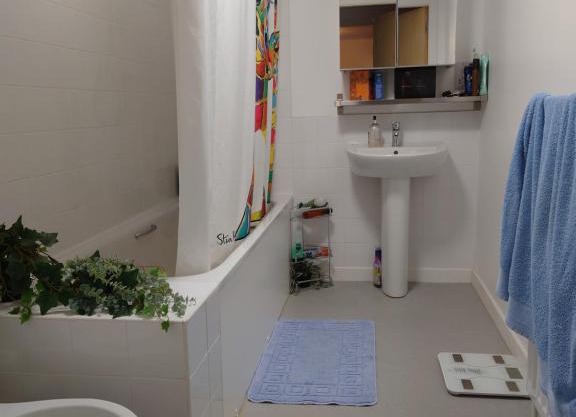 1 bedroom flat, 5 minutes walk to city centre, 2 minutes to underground, 1 minute to bus and 15 minutes walk to COP 26