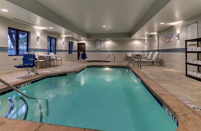Desayuno gratis. Piscina y jacuzzi. Transporte al aeropuerto. ¡Tu próximo viaje!