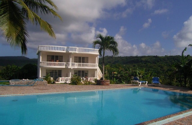 Apartamento de 1 dormitorio con sala & cocina, baño, terraza, jardín y piscina