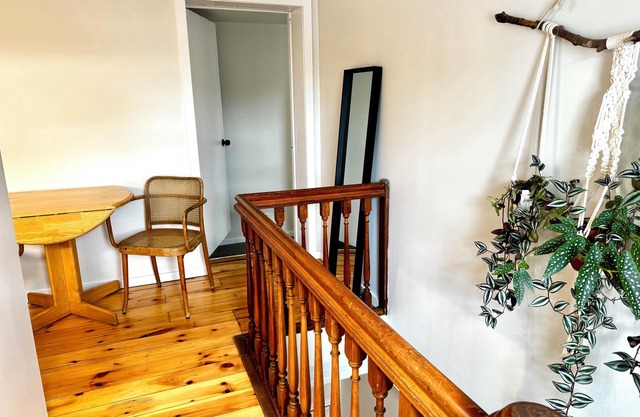 King bed, Kitchenette, parking, central - upper level suite