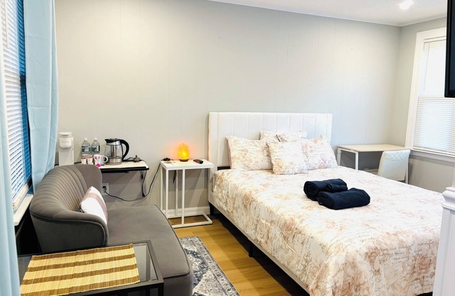 1-bedroom unit with Private Entrance/ Laundry/Kitchen/Parking