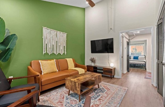 1 Block from AB Town Center: The Coquina House 3