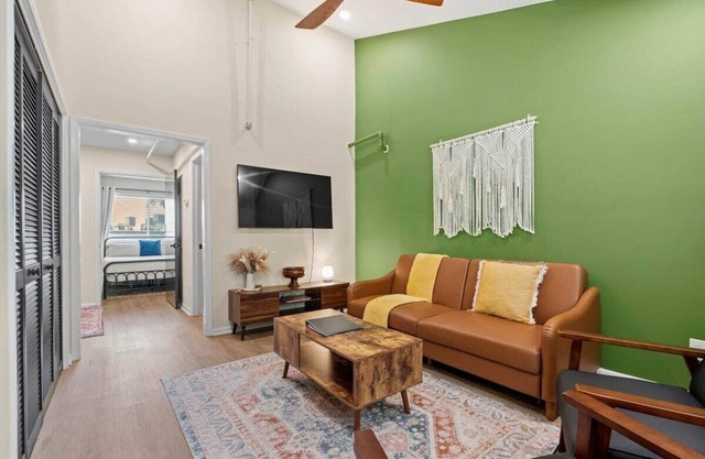 1 Block from AB Town Center: The Coquina House 4