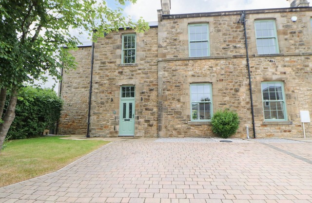 1 CLAIRE HOUSE WAY, pet friendly, with a garden in Barnard Castle