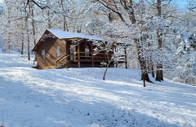 Cozy cabin in the beautiful Ozark Mountains, romantic and peaceful!!