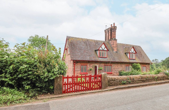 1 FOUNTAIN COTTAGES, pet friendly, with open fire in Tarporley