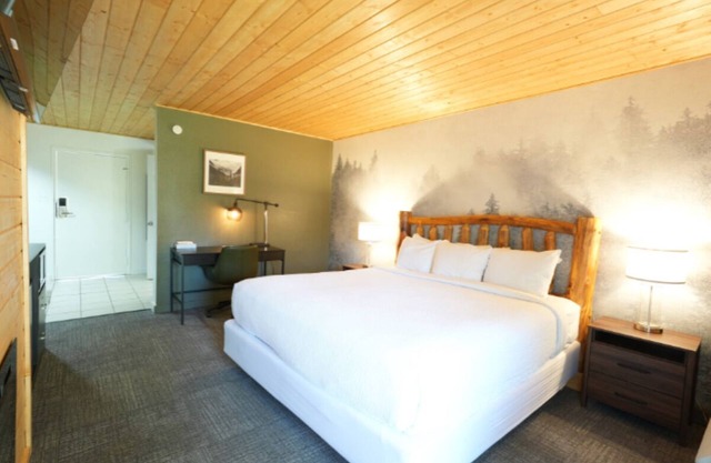 1 King + Mountain Retreat