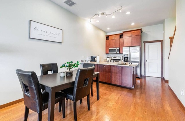 <1 mi to Dome | 3BD 2.5BA | Townhouse | Garage -20