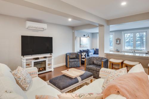 1 Mi to Drakes Island Beach Cottage with Deck!