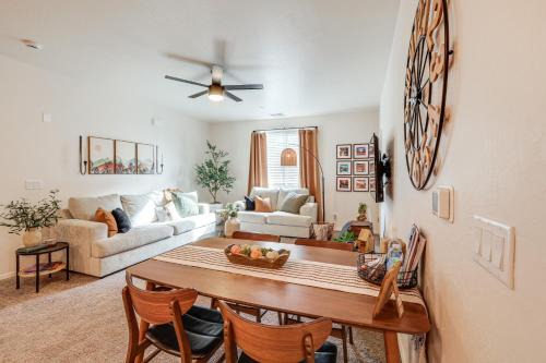 1 Mi to Dtwn Flagstaff Condo with 2 Balconies!