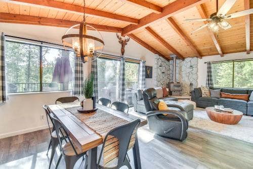 1 Mi to Pine Mountain Lake Marina Yosemite Cabin!