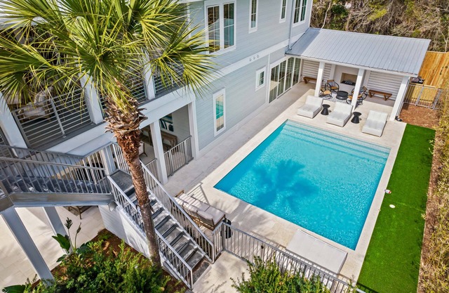 1 Min. to Beach. Private Pool, LSV, Outdoor Fireplace, Elevator -Must See!