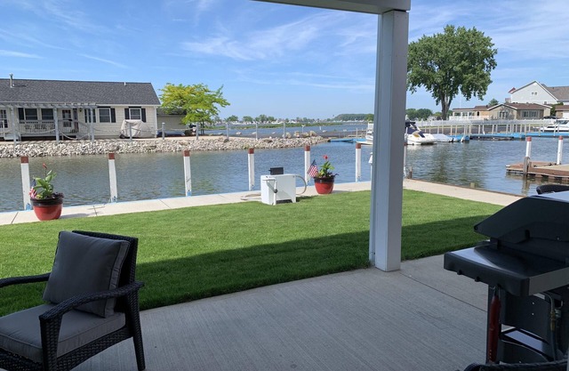 #D - New Construction Waterfront w / Dock And Fabulous Deck (Sleeps 8)