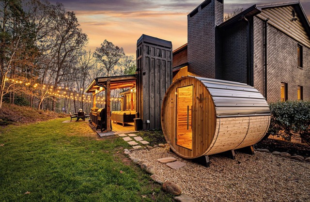 10 Acres, Sleeps 12 + Hot Tub + Sauna + Stocked Fishing Pond + Kayaks & More