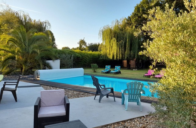 10 min from the beaches! Guest room, wooded park, swimming pool and shared kitchen, WIFI