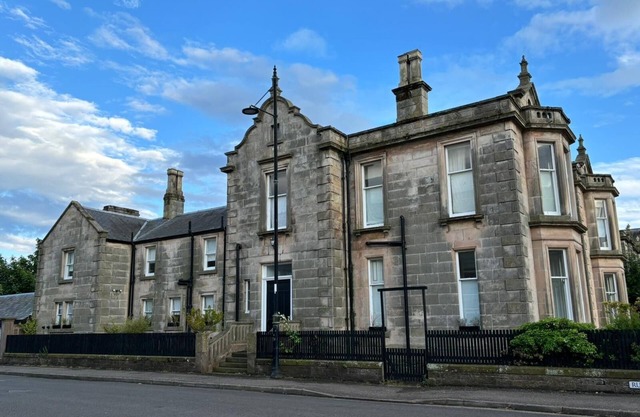 10 mins from the beach and one of the finest Links Golf Courses in Scotland.