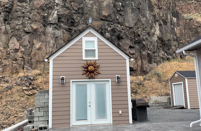 10 mins from the Gorge Amphitheater, nestled in on the beautiful Columbia River