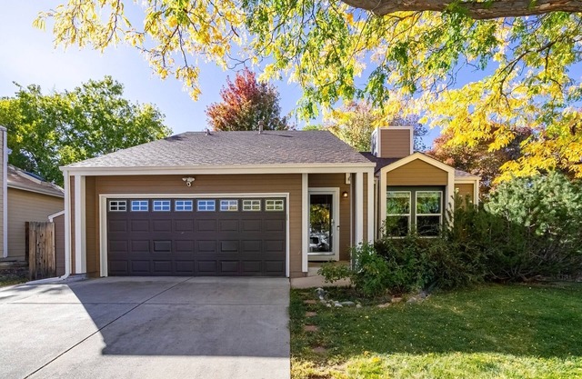 10 mins to Red Rocks w/Hot Tub | King Bed | Garage | Fenced Yard