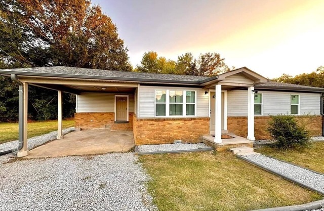 10 minutes from Blue Oval - 3 bed 1 bath / Den / Kitchen / Laundry. Furnished